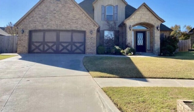 Beautiful 4-bedroom home w/comfort & convenience