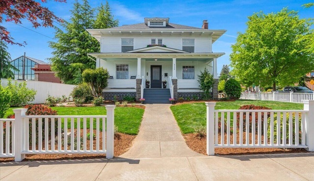 Beautiful 4 bedroom! Hot Tub, Fabulous Downtown Newberg Location!