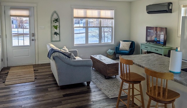Beautiful 4 bedroom house with waterview - 5 min to the beach!