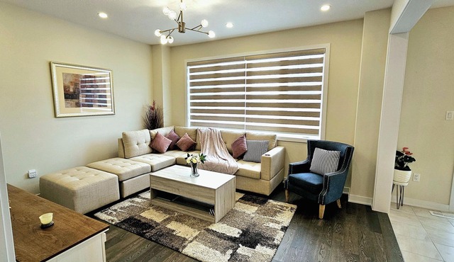 Beautiful 4-bedroom house with WiFi and AC in wonderful Welland lic# 289.