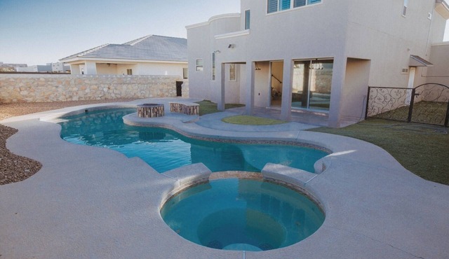 Beautiful 4-bedroom house with amazing pool!