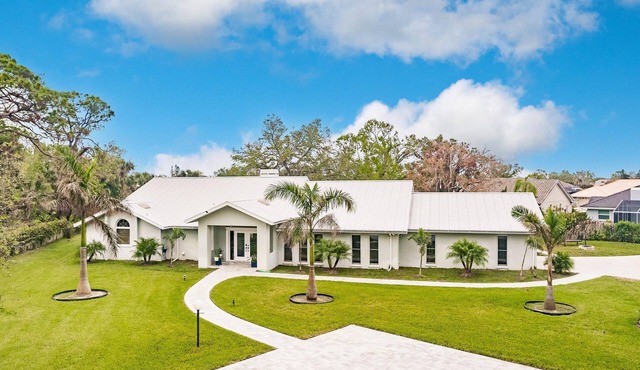 Beautiful 4-bedroom House in Charming Location - Heated Pool - Near Beach