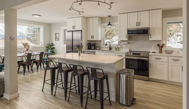 Beautiful 4-bedroom house - Walking distance to Downtown and Sea Life Center!