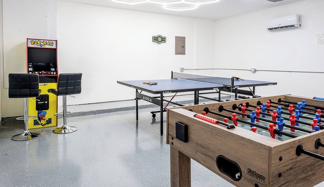 Beautiful 4-bedroom house with pool and a game room welcoming Hutto