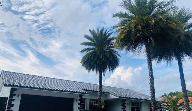 Beautiful 4 bedroom House W/ Pool