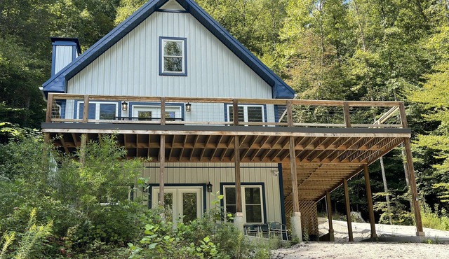 Beautiful 4 bedroom in Red River Gorge with wi-fi and hot tub