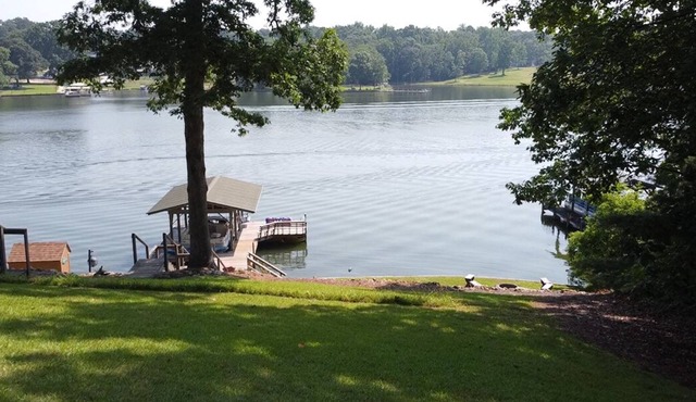 Beautiful 4 bedroom Lakehouse on a deep water cove on Lake Greenwood.