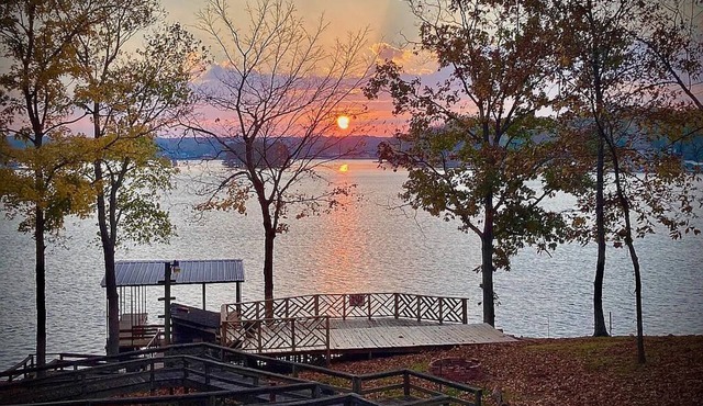 Beautiful 4-bedroom lake house on the best part of Lake of Egypt!
