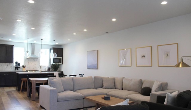 Beautiful 4 Bedroom Mountain Getaway Home, Outdoor community Hot Tub, Come Stay!