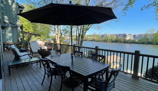 Beautiful 4 Bedroom River Front House in Downtown