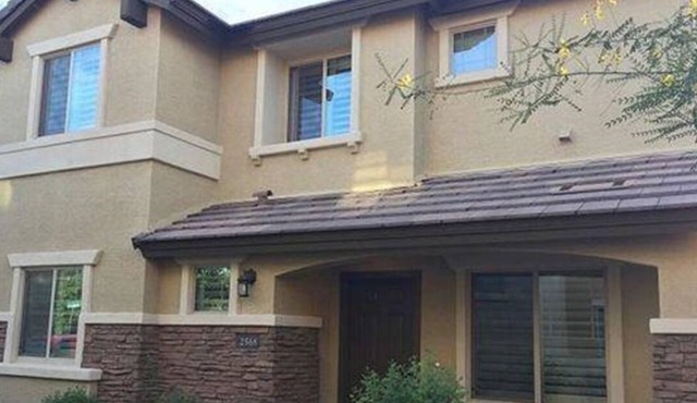 Beautiful 4-bedroom Townhouse 2 minutes from Santan Mall