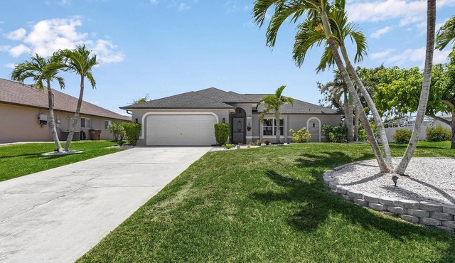 Beautiful 4-bedroom house with Heated Pool and WIFI in Cape Coral