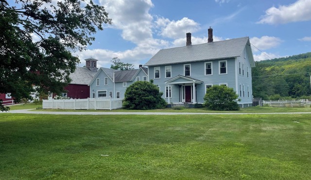 Beautiful 4 bedroom farmhouse- sleeps 8, jacuzzi tub, amazing kitchen