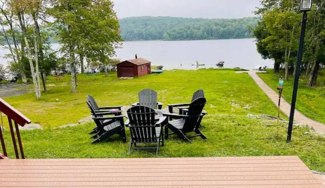 Beautiful 4 Bedroom Cabin with private lake.