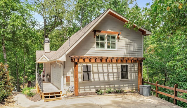 Beautiful 4 Bedroom Lakehouse in Gainesville, GA on the Water