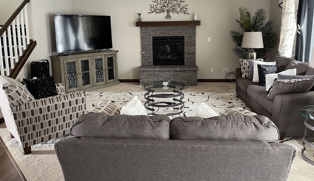 Beautiful 4 Bedroom home w/ Dining Room & big yard