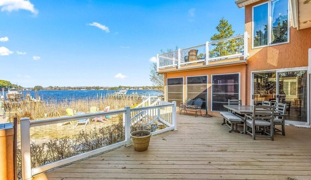 Beautiful 4 Bedroom Home on the water in Berlin!