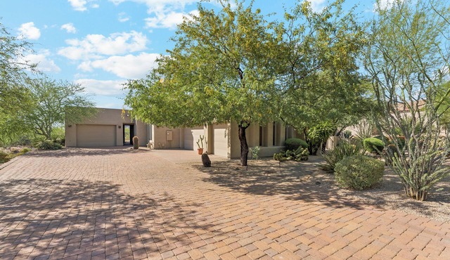 Beautiful 4-bedroom house in North Scottsdale with a Pool, Spa, AC. Book now