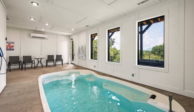 Beautiful 4 Bedroom Indoor Pool - Luxury Cabin