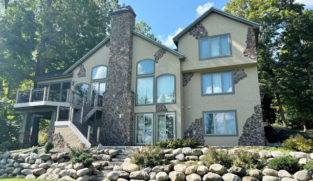 Beautiful 4-bedroom house with AC on Horseshoe Lake