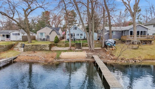 Beautiful 4-bedroom Lake Front Cottage with HOT TUB & rentable BOAT