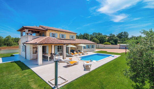 Beautiful 4 bedroom villa on peaceful location in village Pavićini