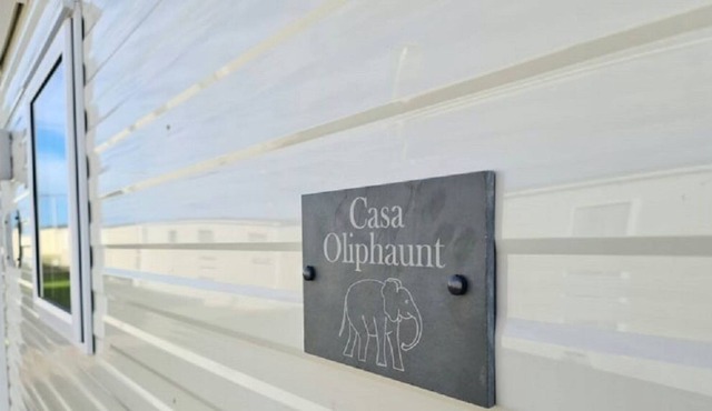 Beautiful 4-berth static caravan. Only 5 minutes from the beach.