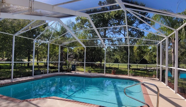 Beautiful 4 BR-2.5 Bath-Office-Golf Course-Pool-Hot Tub-Sleeps 9-Dog Friendly!