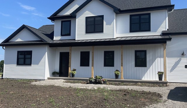 Beautiful 4 BR Home 10 miles from EAA!