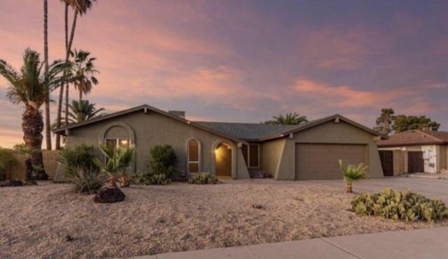 Beautiful 4 BR, stunning Pool- Close to Spring Training & State Farm Stadium