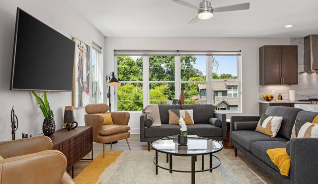 Beautiful 4 Lvl, 4BR/4BA, Minutes to downtown, 4 King Beds each w/private bath.