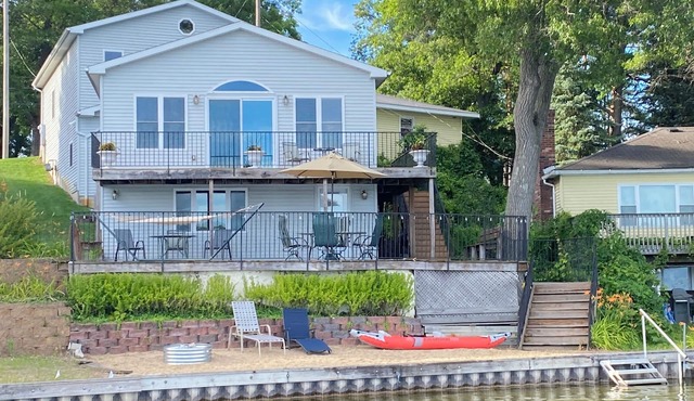 Beautiful 4 season, 3 bd, 2.5 bath, private beach. AC. Pontoon available.