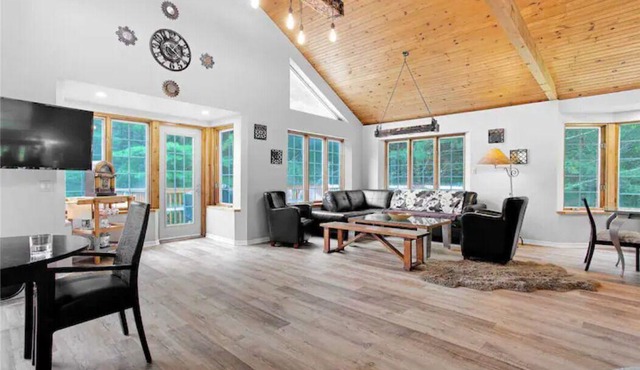 Beautiful 4 Season Muskoka river waterfront cottage with a Hot tub!