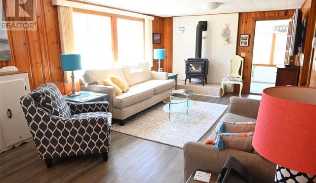 Beautiful 4 season Cottage in Rondeau. 2 minutes to Beach or Provincial Park.