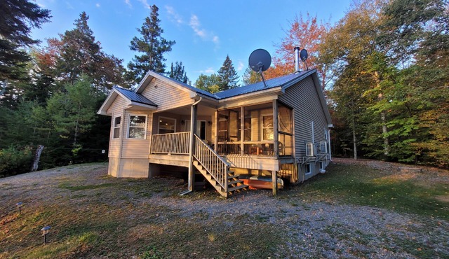 Beautiful 4 Season Lakefront Cottage on quiet Lily Lake