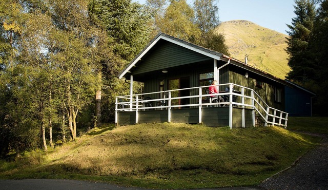 Beautiful 4 star 2 bedroom chalet with stunning loch and mountain views
