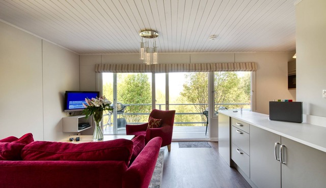 Beautiful 4 star 2 bedroom chalet with stunning loch and mountain views