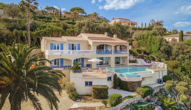 Beautiful 4* villa with panoramic sea views, infinity pool, close to the beach