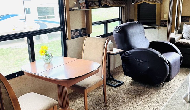 Beautiful 40’ RV in a small park 100’ from a all sports lake.