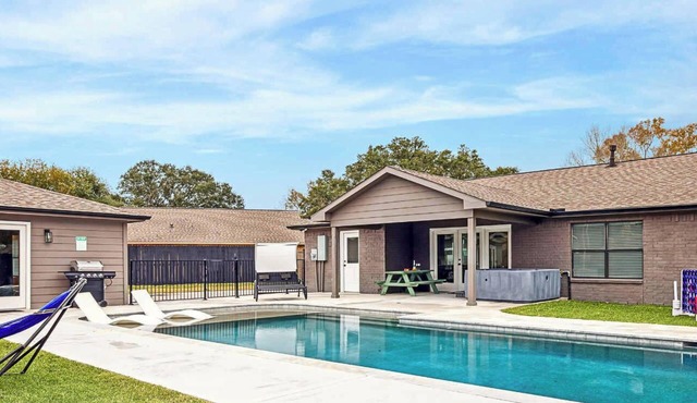 Beautiful 4Bd 3Ba Home with Pool, Hot Tub & Cinema