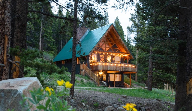 Beautiful 4Bd Chalet w Hot Tub & Mtn Views