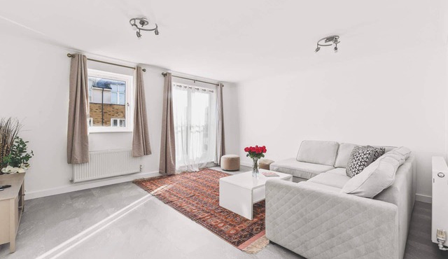 Beautiful 4BDR Townhouse with Free Parking