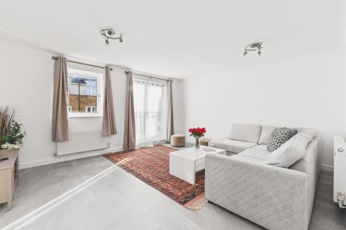 Beautiful 4BDR Townhouse with Free Parking