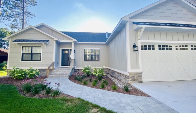 Beautiful 4bdrm home in Crystal Mountain Resort with private hot tub