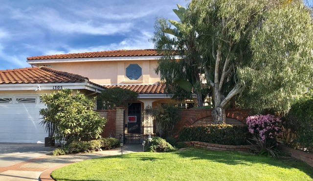 Beautiful 4bed/3ba beach home 0.9 miles from the beach and 5 min to the lagoon.