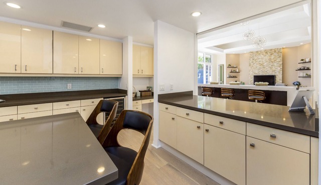 Beautiful 4bed room house by Diamond head (30 Nights Minimum Stay)