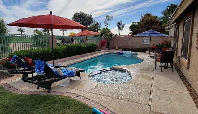Beautiful 4Br 2Ba, Pool, Heated Spa. Restaurants and Shopping nearby