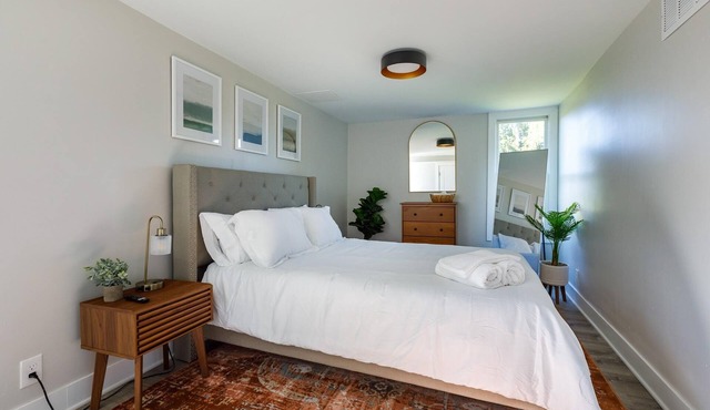 Beautiful 4BR/3BA Farmhouse Escape W/Jacuzzi!