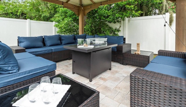 Beautiful 4BR Home w/New Patio |Well Appointed | Sleeps 10 |1 Mile to Gardens & Adventure Island
