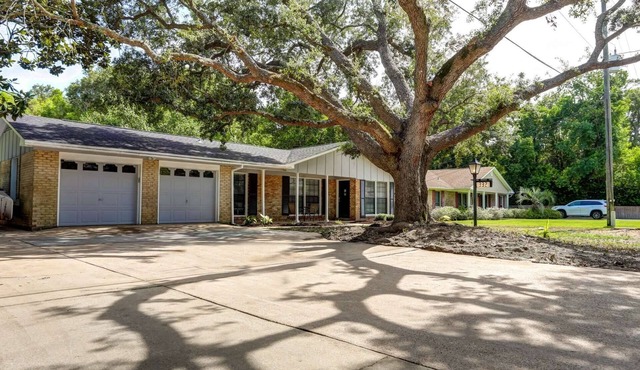 Beautiful 4BR Home in FWB | Fenced Yard | Pet Friendly | 10 Minutes to Okaloosa Island & Beaches